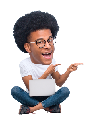 Un jeune homme noir portant des lunettes pointant du doigt tout en affichant un sourire radieux