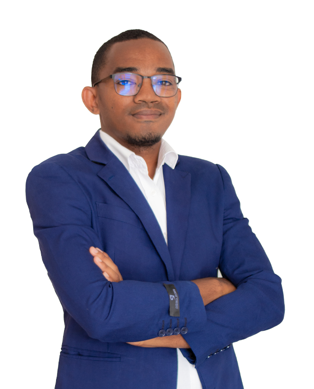   Un collaborateur posant pour une photo destinée à sa fiche collaborateur.