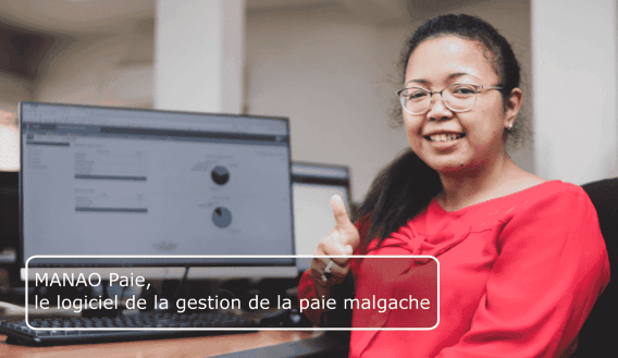 Le collaborateur montrant le pouce symbolisant une gestion paie Malgache efficace. 